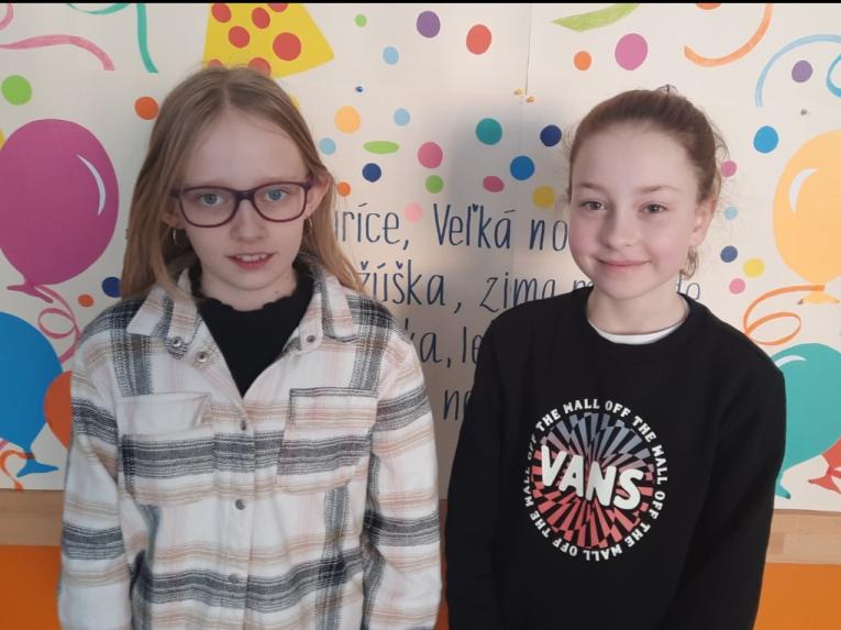 Úspešné riešiteľky v&nbsp;okresnom kole Matematickej olympiády (zľava: Šárka Cesneková, Timea Čatlošová)