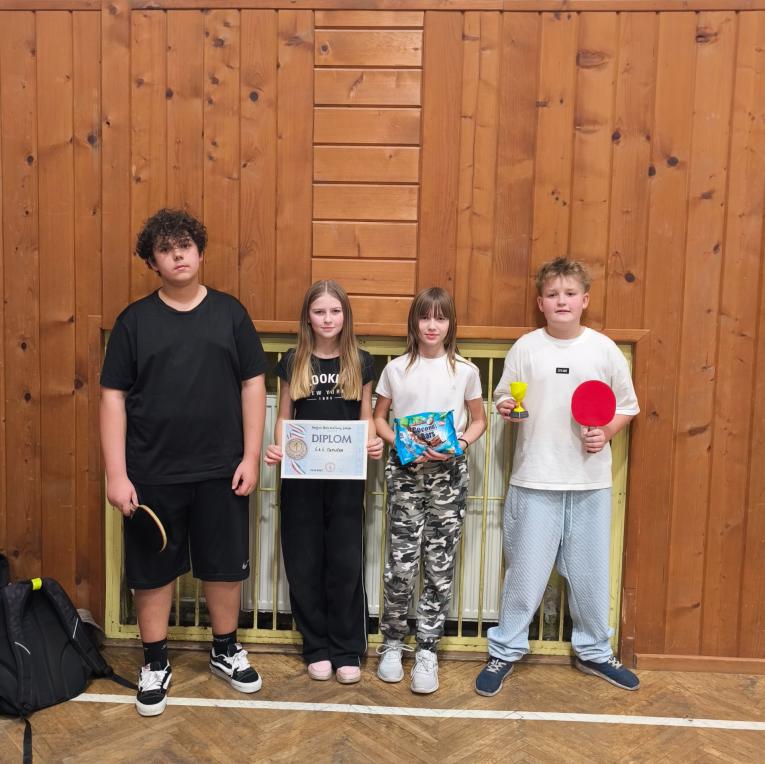 Úspešní repezentanti (zľava Sebastián S., Timea K. Aneta P., Filip P.) na&nbsp;Stolnotenisovom turnaji