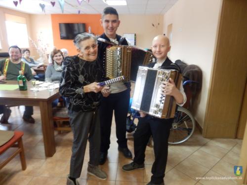 Oslávenkyňa pani Pupišová s helingonkármi