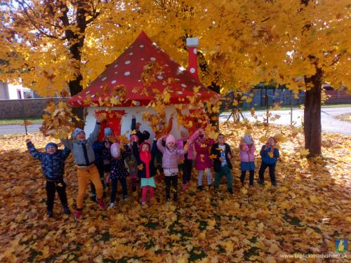 Jeseň pani bohatá, farbí lístie do zlata. Maľuje a ráta: žltá, hnedá, zlatá...