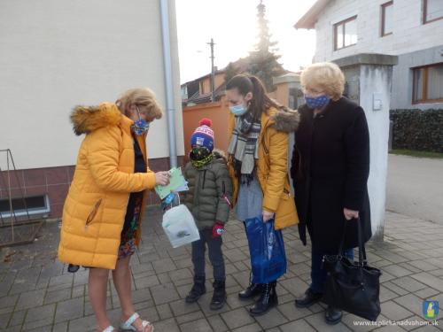 Odovzdanie vianočných pozdravov od žiakov Školského klubu detí zo Základnej školy Ž. Bosniakovej