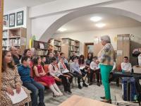 Úvodné slovo pani učiteľky Jarky Moravcovej - privítanie detí a ich rodinných príslušníkov na hudobnej besiedke v priestoroch Obecnej knižnice 2022