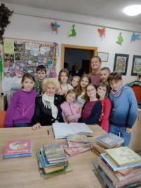Spisovateľka Erika Matonoková so žiakmi "objavovateľmi" zo Základnej školy Žofie Bosniakovej