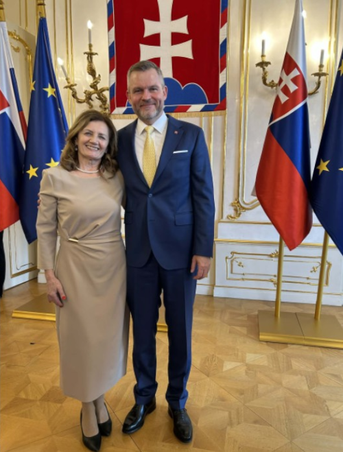 Predsedníčka Únie žien Teplička nad Váhom Daniela Zemanová s prezidentom Slovesnkej republiky Petrom Pellegrinim pri príležitosti 80. výročia založenia ÚŽS v Prezidentskom paláci.