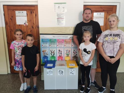 V priestoroch školy sú vybudované nádoby na separovaný odpad.